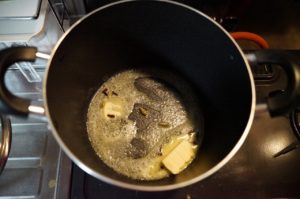キャンパーがスパイスで作るバターチキンカレー