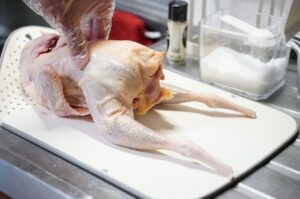 丸鶏を漬けダレに漬け込んで簡単にローストチキンを作る。