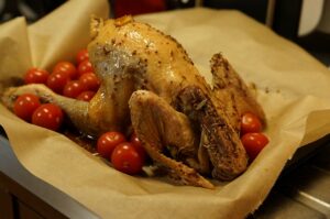 丸鶏を漬けダレに漬け込んで簡単にローストチキンを作る。