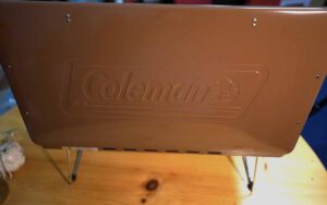 コールマンの激レアツーバーナーのバターナッツカラーの写真です。